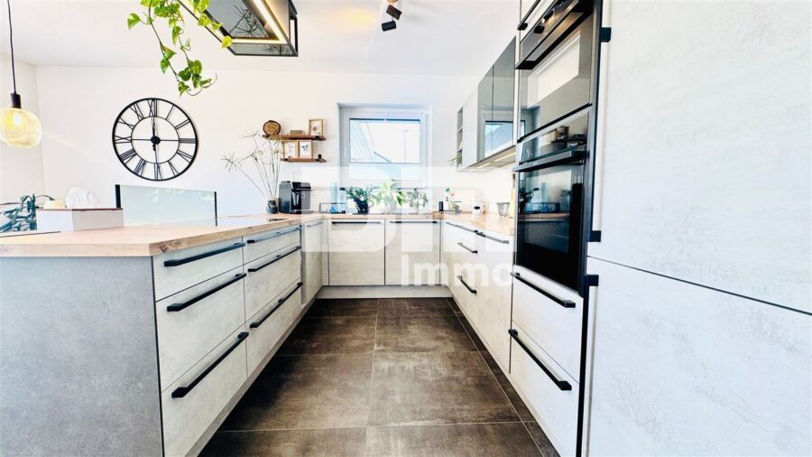 Exklusiver Neubautraum mit Premium-Ausstattung, großer Terrasse und Doppelgarage - EG Hochwertige Einbauküche